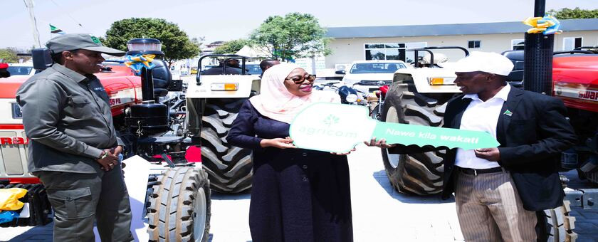 Rais wa Jamhuri ya Muungano wa Tanzania Mhe. Dkt. Samia Suluhu Hassan akikabidhi mfano wa ufunguo wa trekta  kwa mkulima bora wa pamba 2024 Kanda ya Mashariki Bw. Gabriel Mbwambo kutoka wilaya ya Same mkoa wa Kilimanjaro  